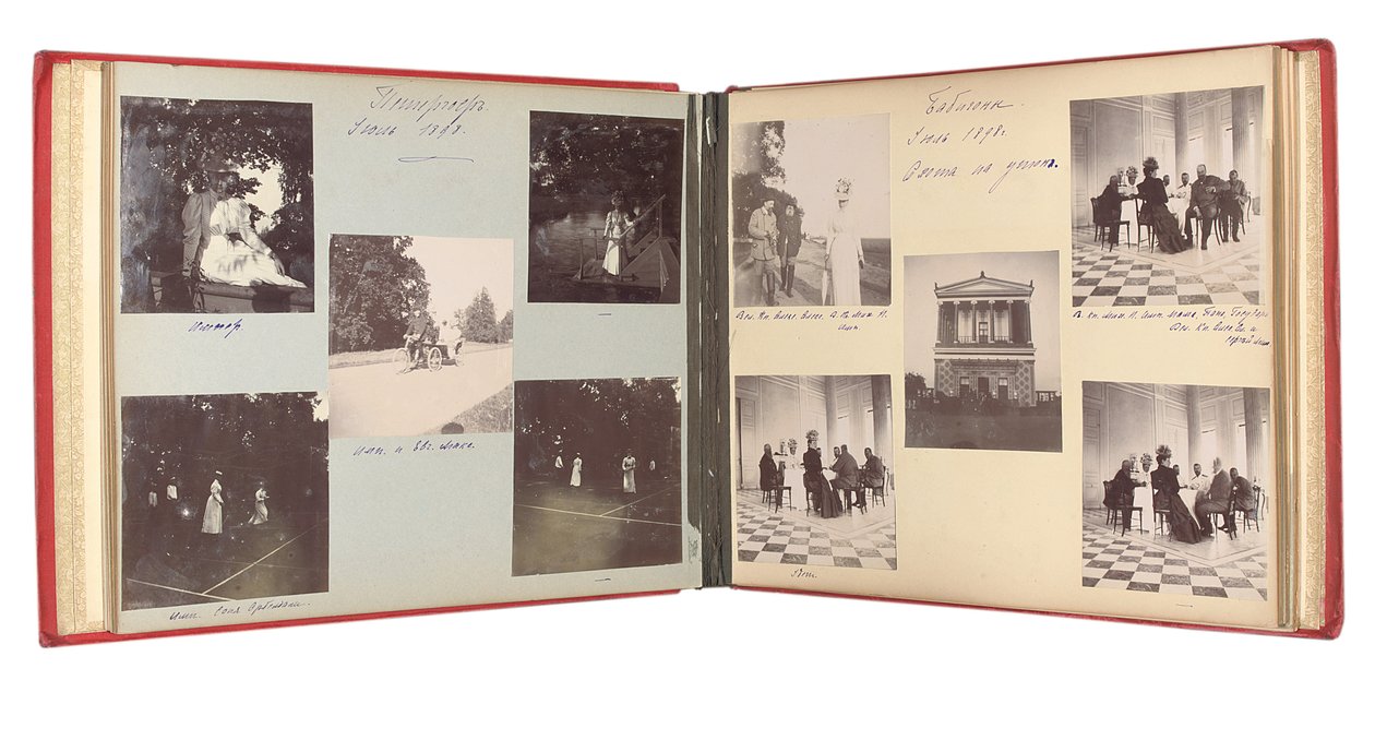 La famiglia imperiale russa, pagina da un album di fotografie, c.1897-99 da Russian Photographer