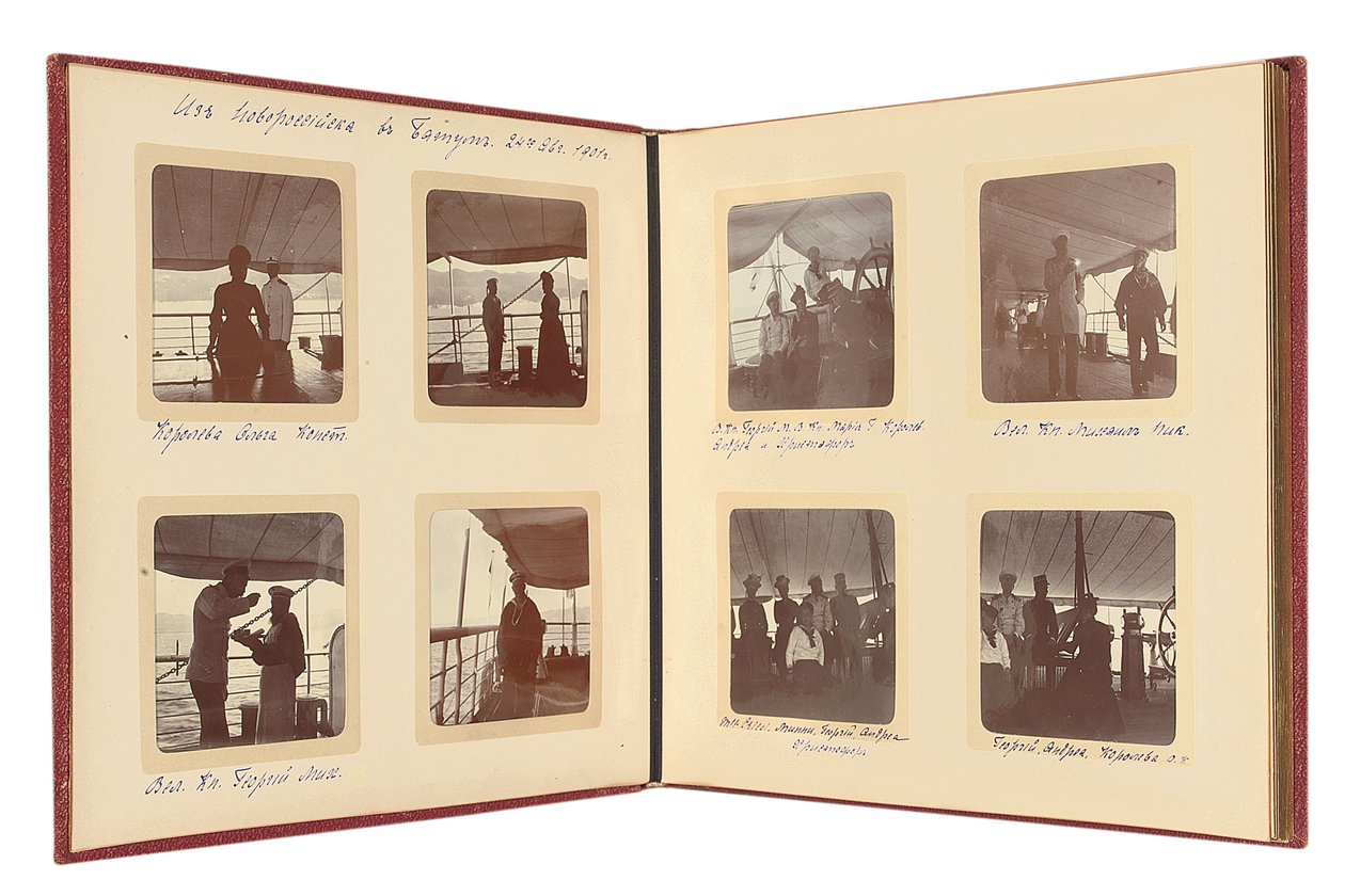 La famiglia imperiale russa, pagina da un album di fotografie, c.1897-99 da Russian Photographer