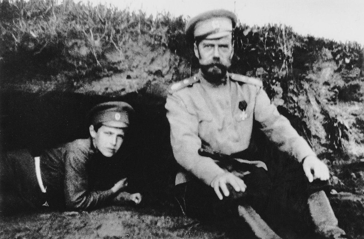 Lo zar Nicola II con il figlio Alessio al fronte da Russian Photographer