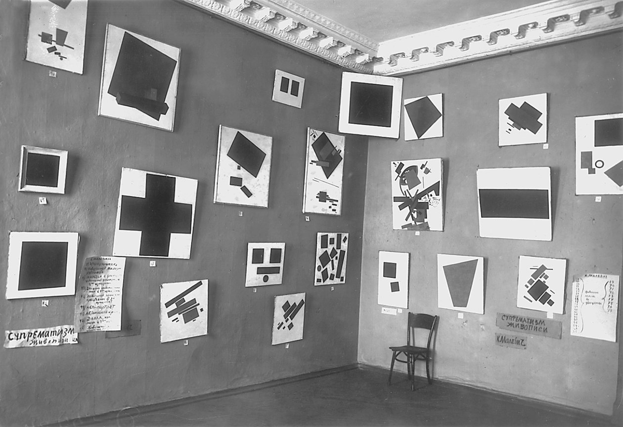 Vista della stanza con il Quadrato Nero di Malevich e altri dipinti suprematisti, L