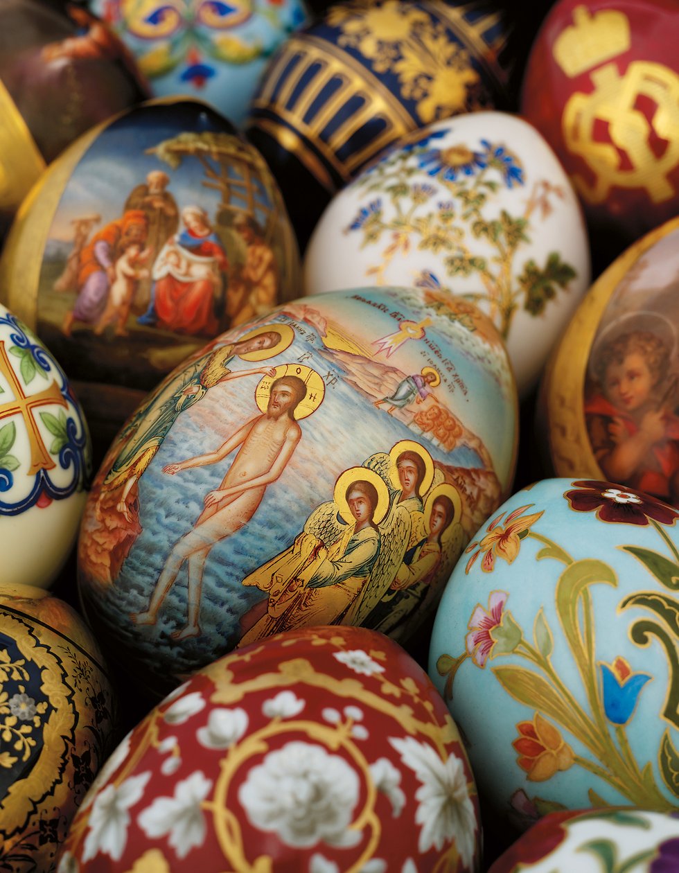 Una collezione di uova di Pasqua in porcellana dipinta dalla Fabbrica Imperiale di Porcellana, c. 1850-1870 da Russian School