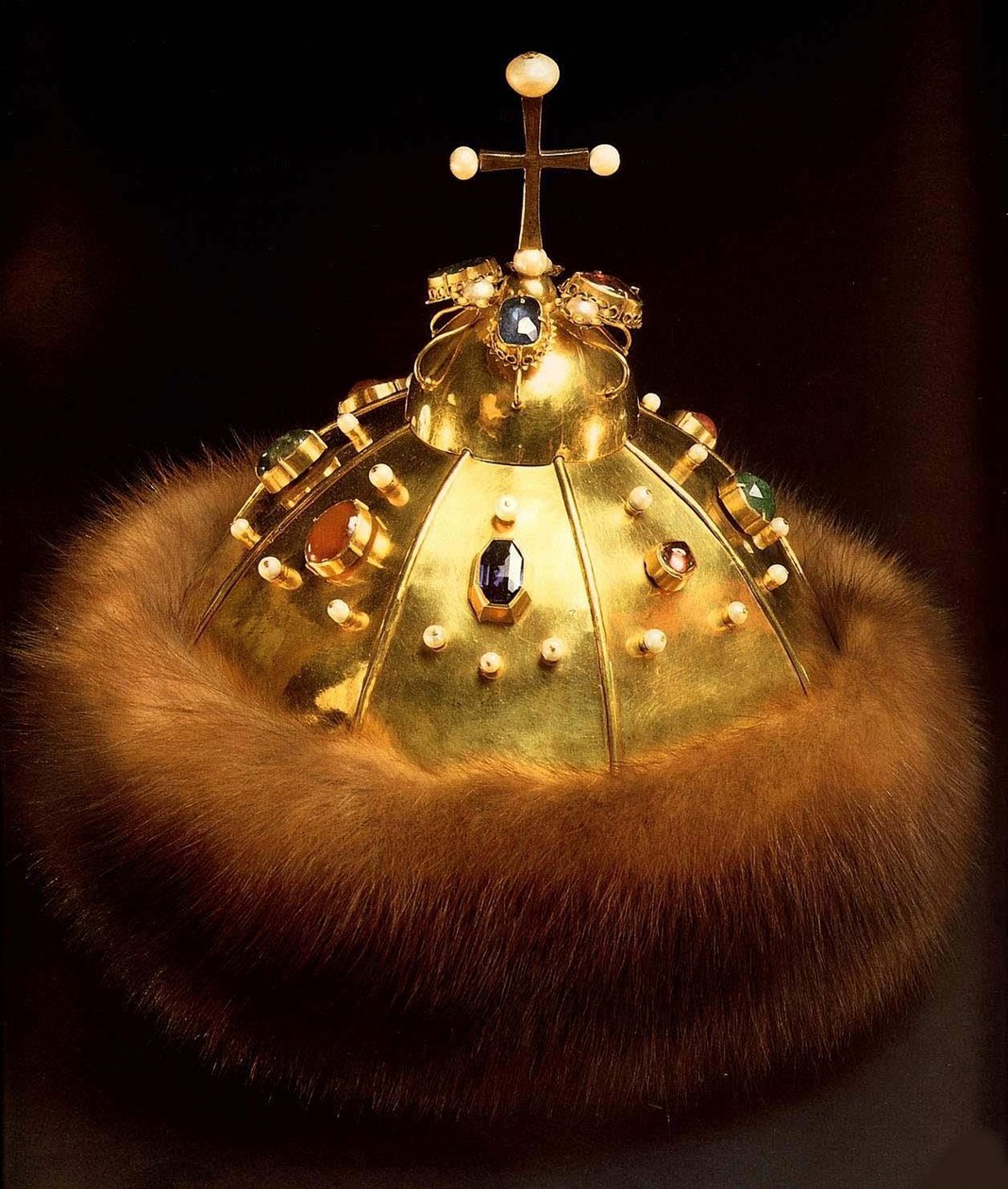 Corona, laboratori del Cremlino, 1682 (oro, zibellino e pietre preziose) da Russian School