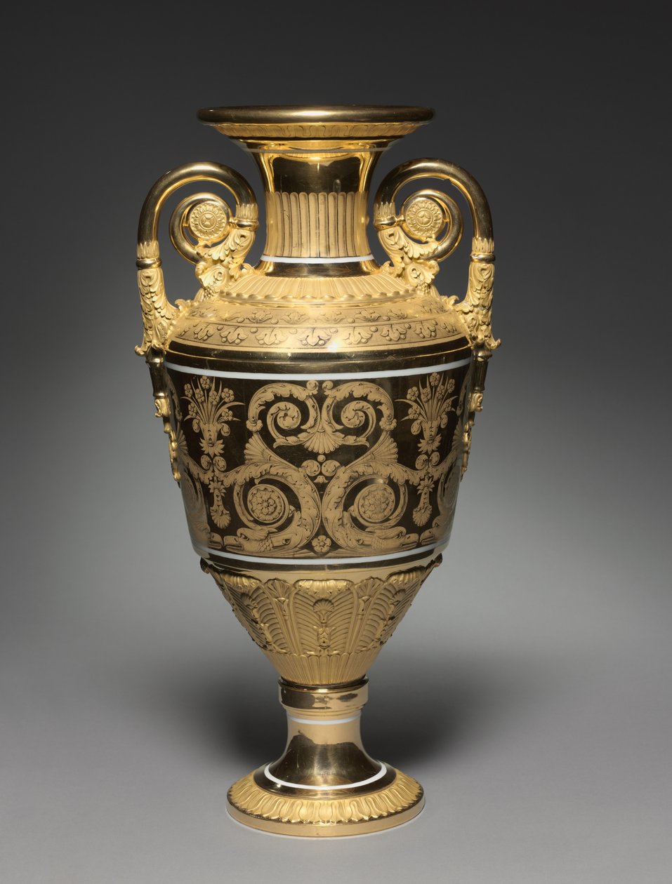 Vaso, realizzato dalla St. Petersburg Imperial Porcelain Factory, c.1820-30 da Russian School