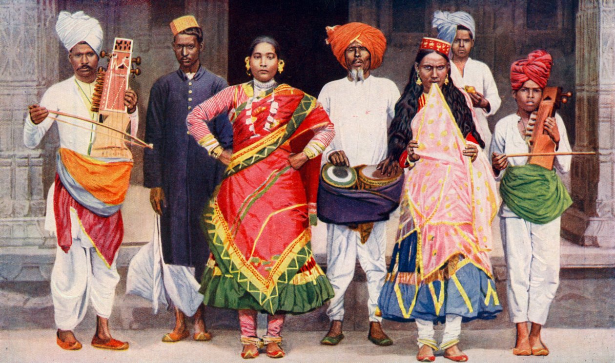 Ragazze danzanti Nautch con musicisti accompagnatori, India da SR Norton