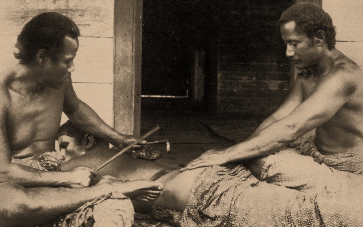 Un uomo samoano che viene tatuato, c.1895 da Samoan