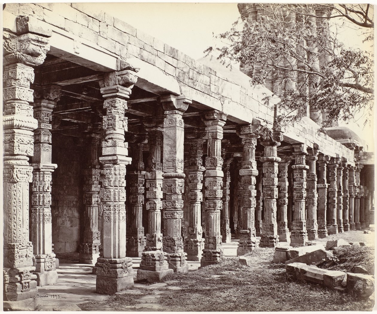 Colonnato con ornamenti alla base del Qutb Minar a Delhi da Samuel Bourne (signed by artist)