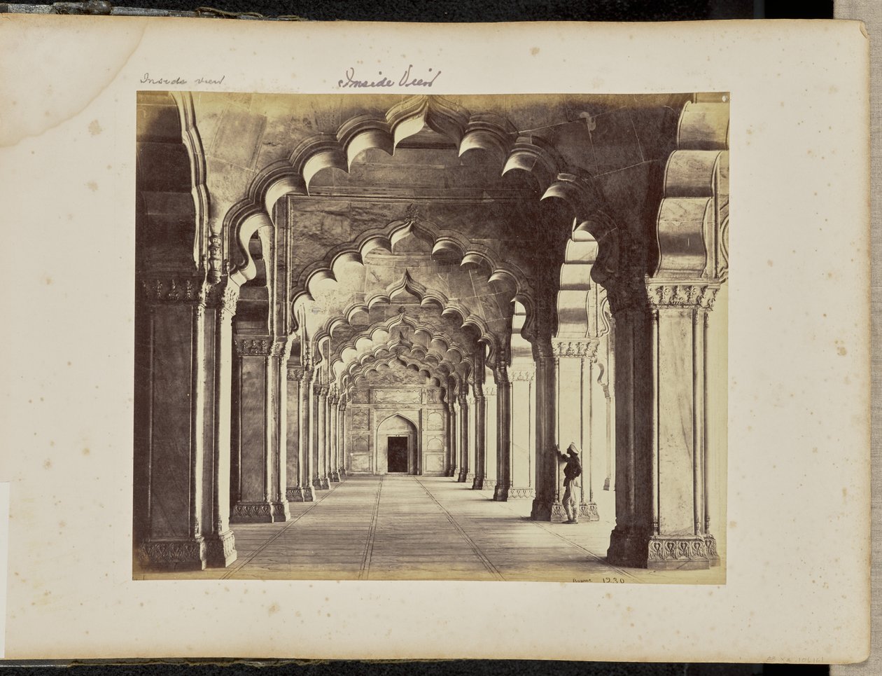 Agra; interno del Motee Musjid, con la navata centrale da Samuel Bourne