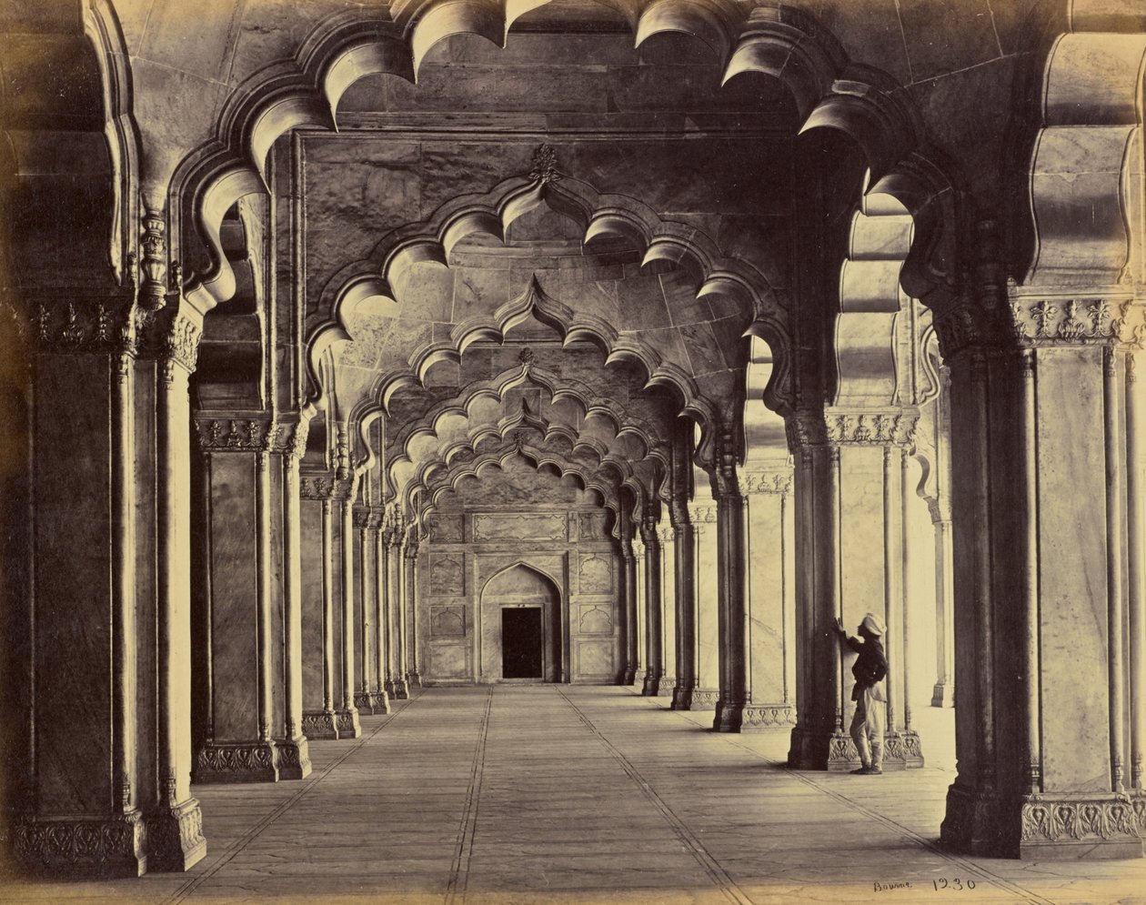 Agra - Interno della Moti Masjid, con vista sulla navata centrale da Samuel Bourne