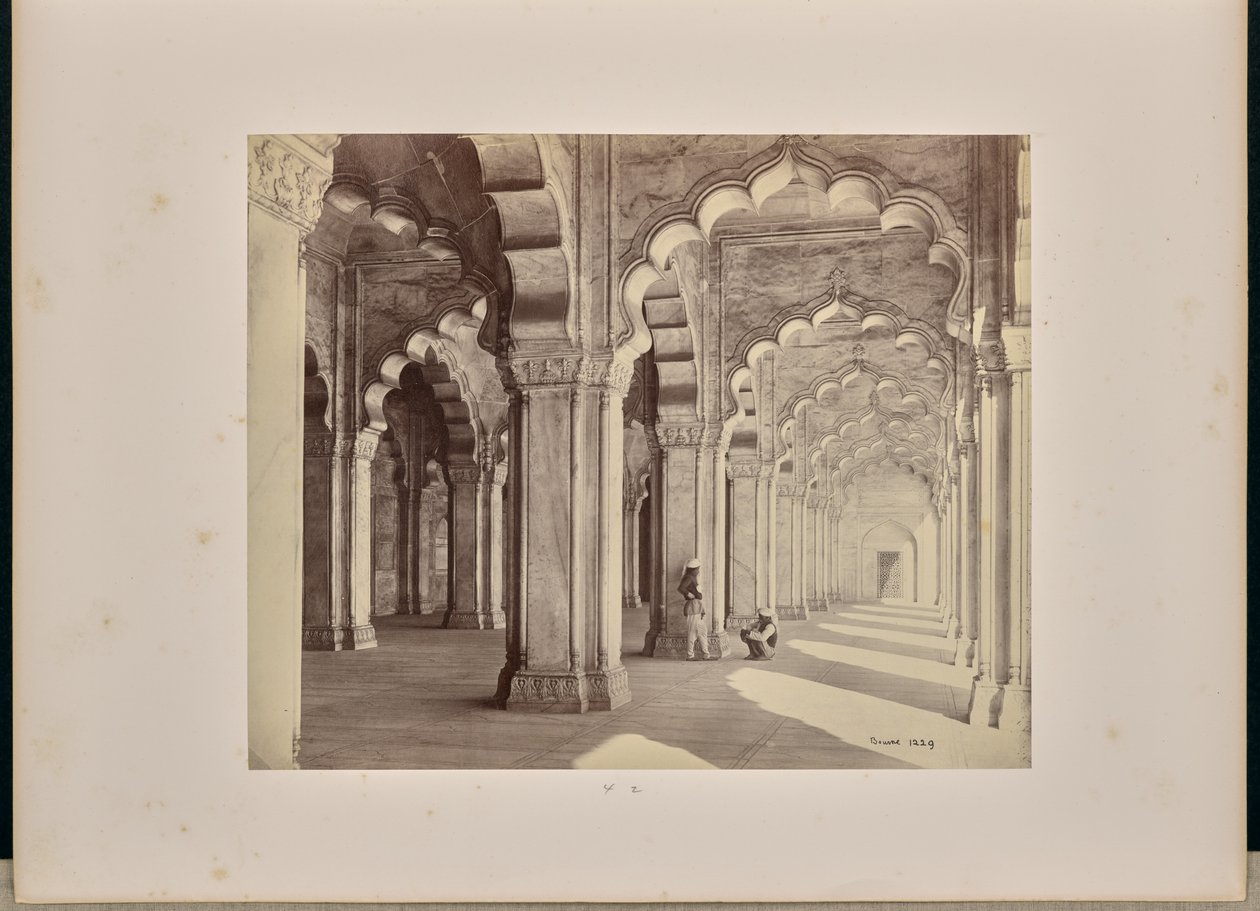 Agra; interno della Moti Masjid, con archi e pilastri saraceni in marmo da Samuel Bourne