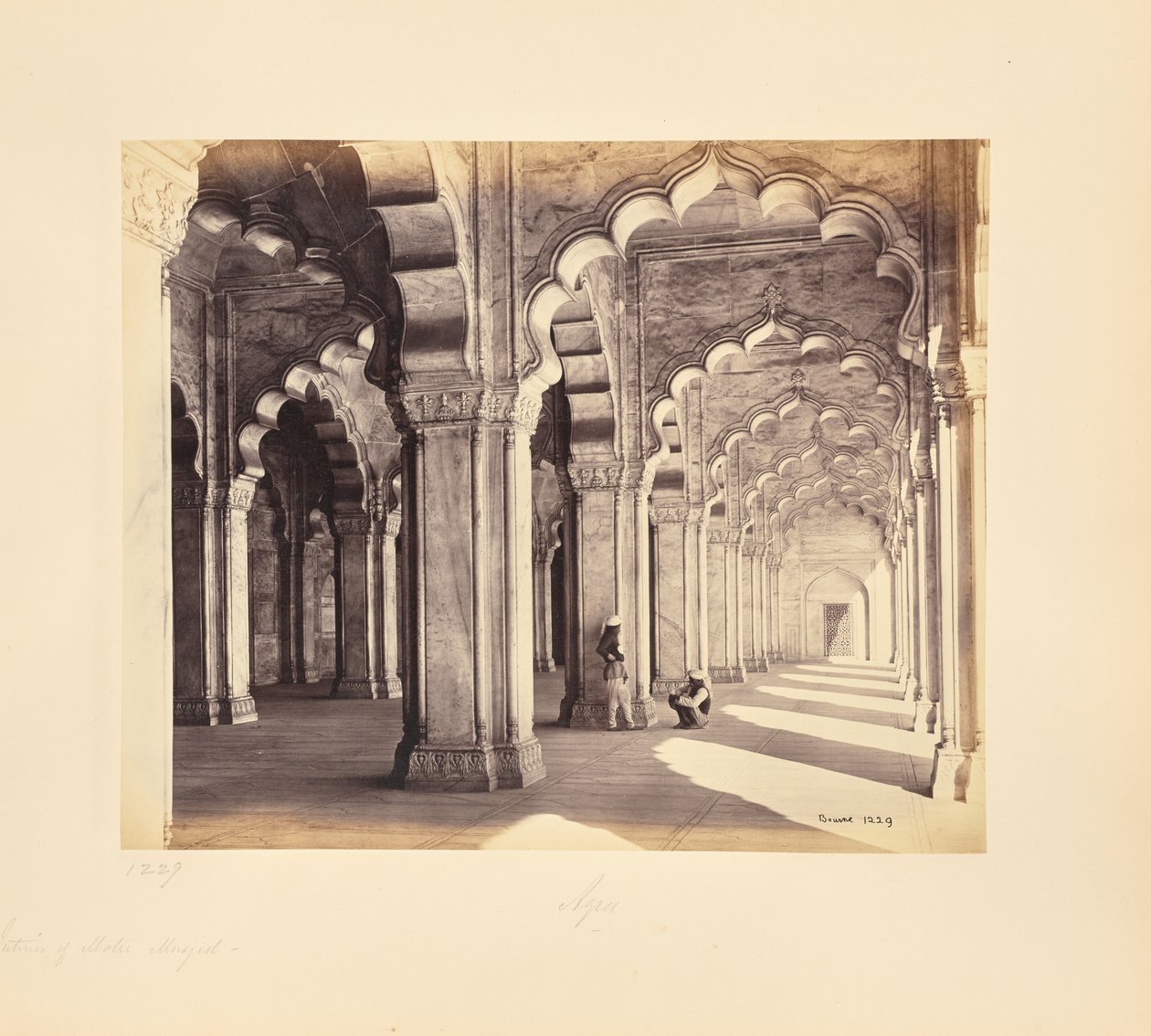 Agra; interno della Moti Masjid, con archi e colonne saraceni in marmo da Samuel Bourne