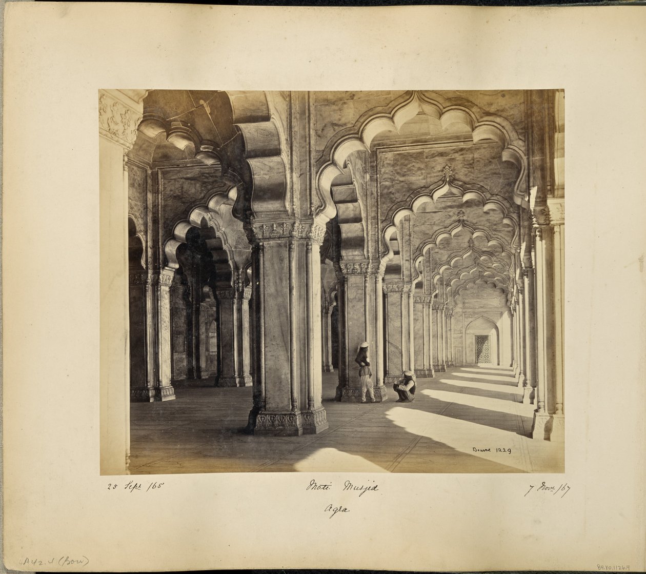 Agra; interno della Motee Musjid, con archi e pilastri saraceni in marmo da Samuel Bourne