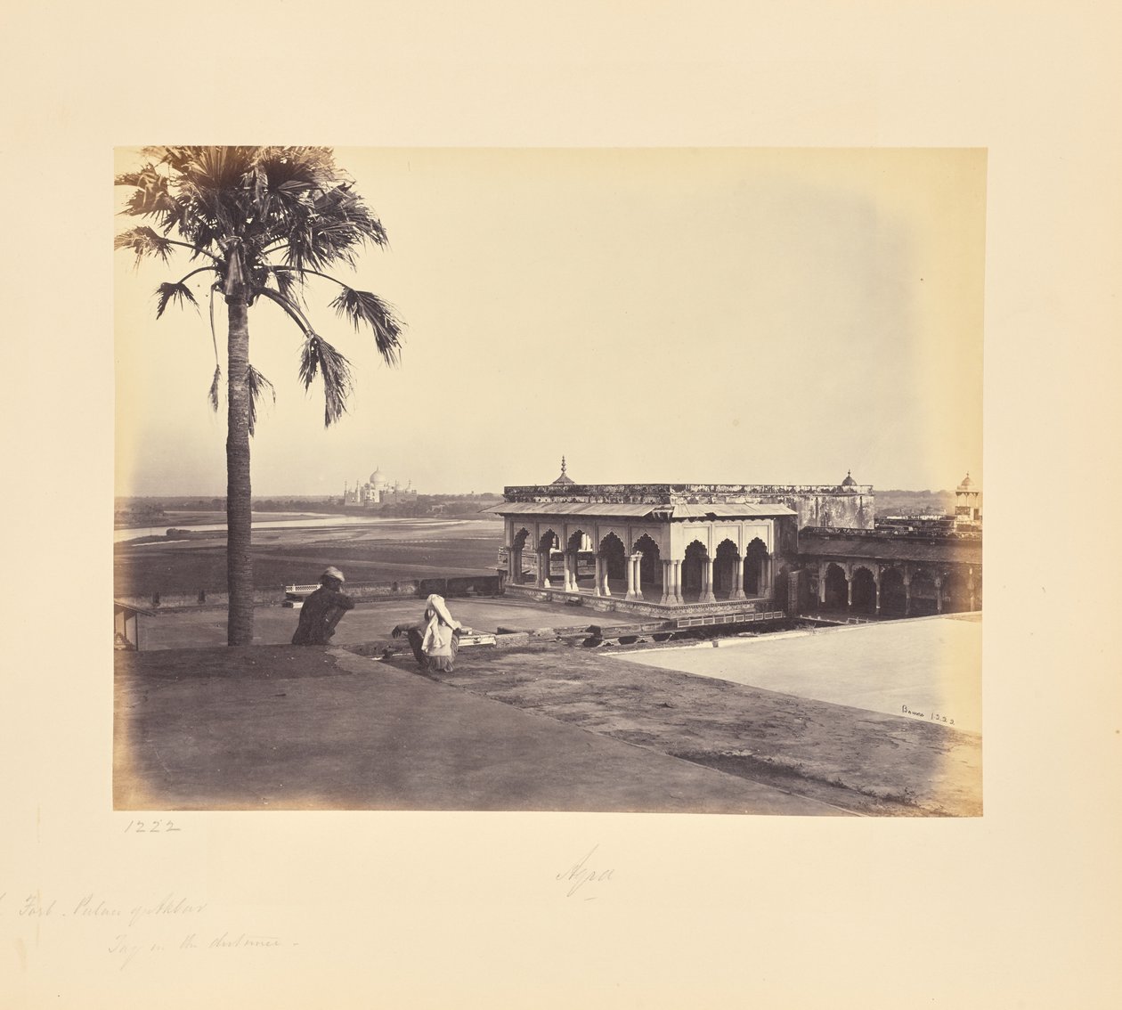 Agra; il forte e il palazzo di Akbar con il Taj in lontananza, un