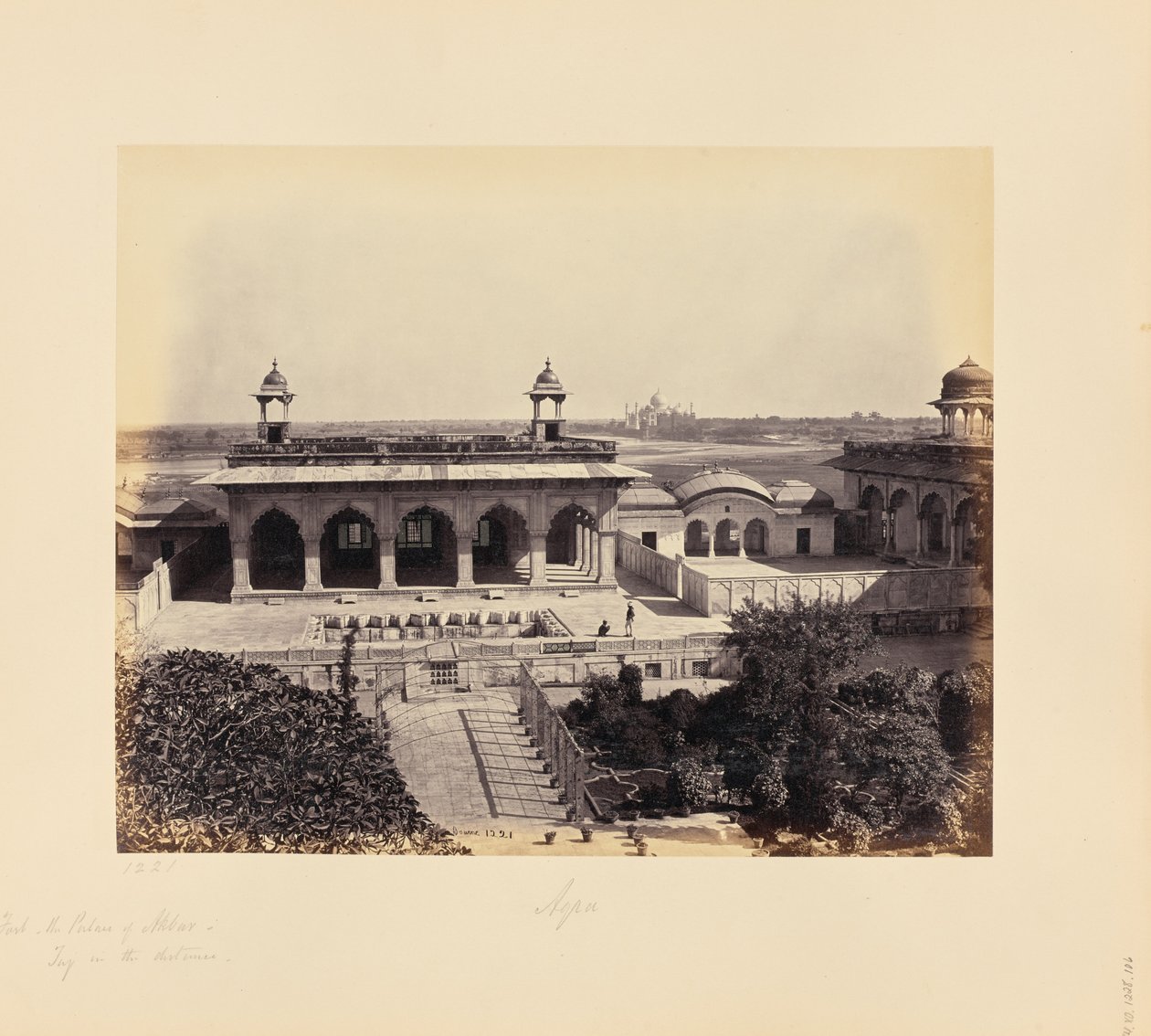 Agra; il forte, il palazzo di Akbar con il Taj in lontananza da Samuel Bourne