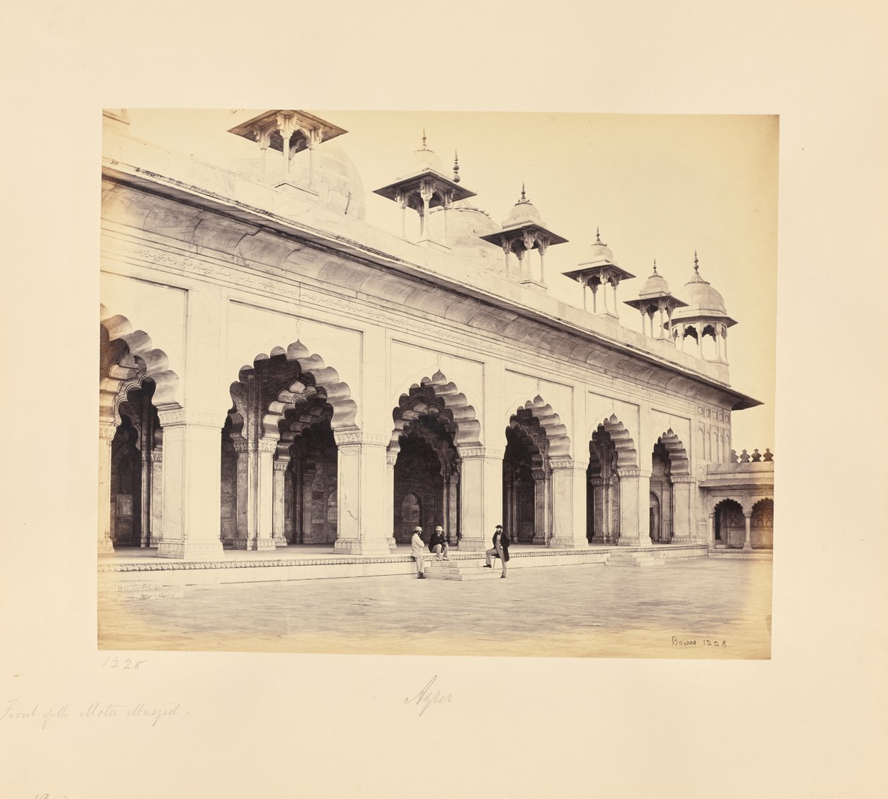 Agra; la facciata della Moti Masjid da Samuel Bourne