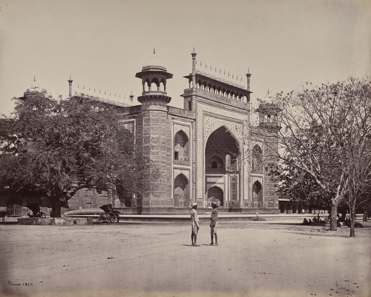 Agra. Il portale dei giardini che circondano il Taj Mahal da Samuel Bourne