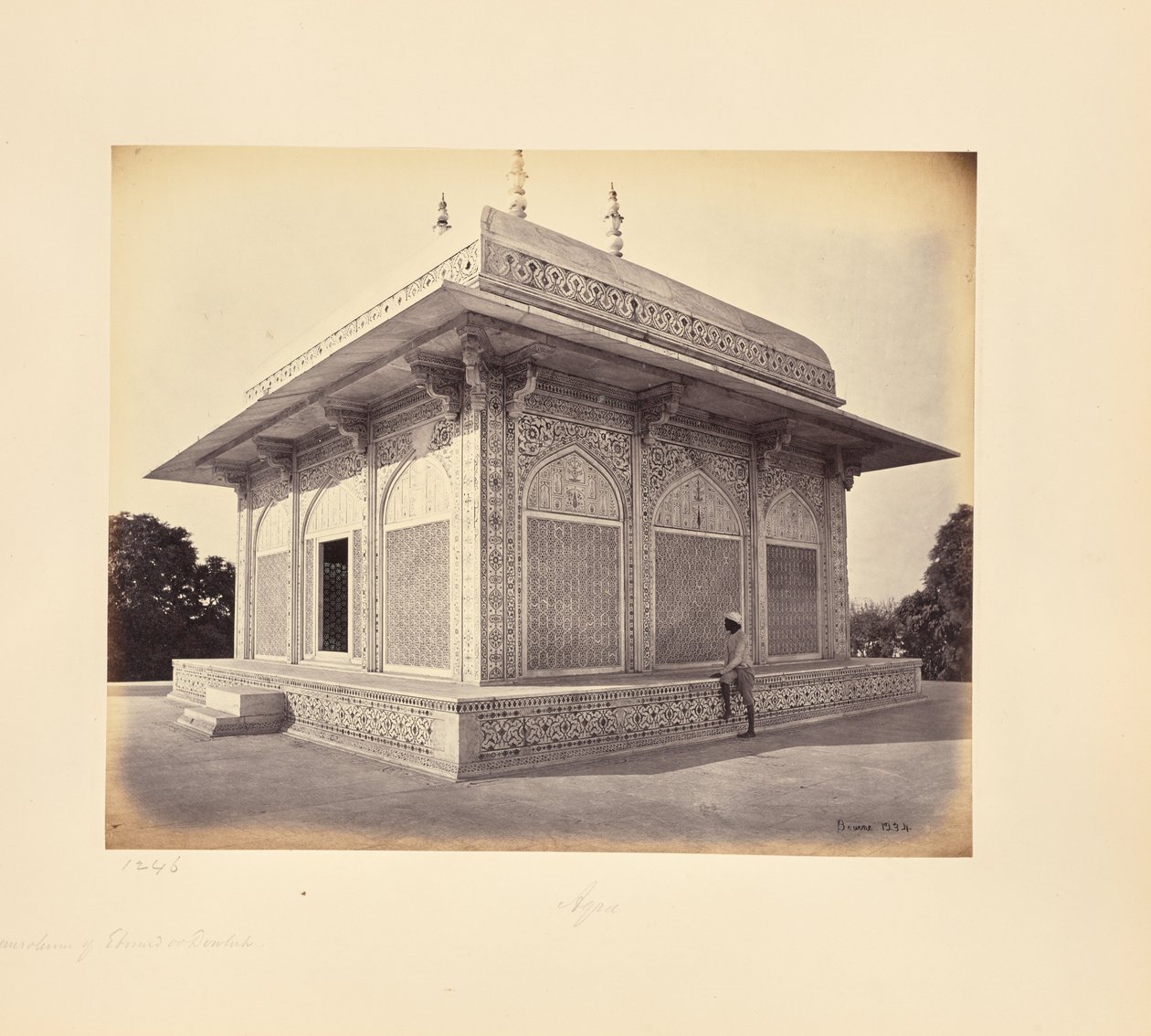 Agra; il mausoleo del principe Etmad-Dowlah, la cupola di marmo da Samuel Bourne