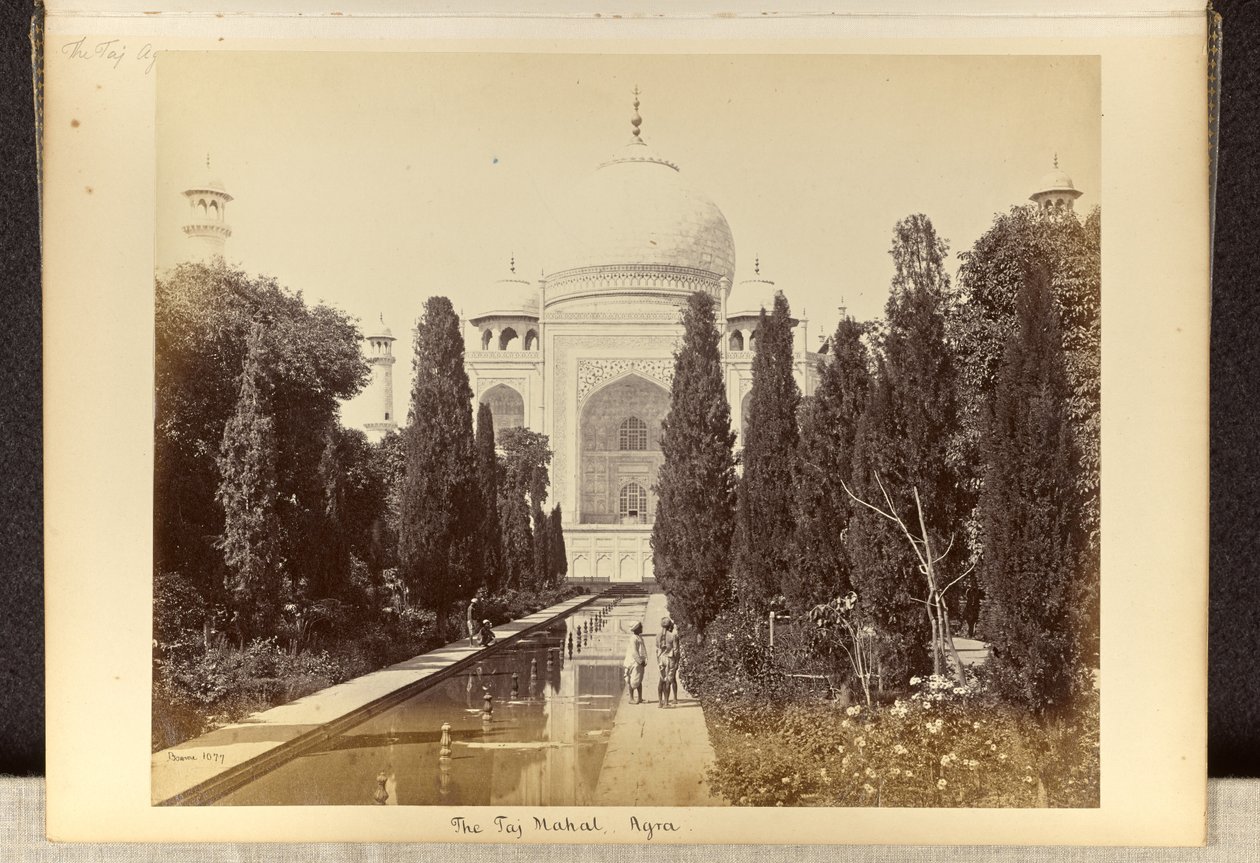 Agra; il Taj Mahal, dalla fontana da Samuel Bourne