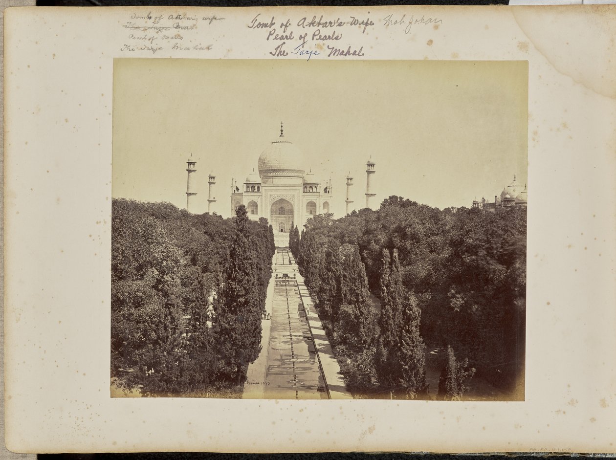 Agra; il Taj e il giardino, dal cancello d