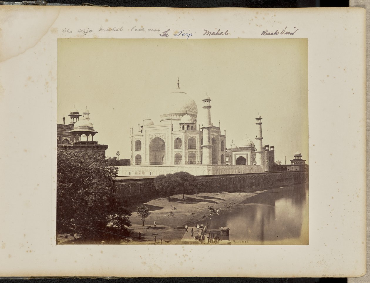 Agra; il Taj Mahal, dal fiume da Samuel Bourne