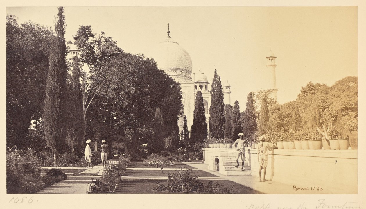 Agra; il Taj, dal viale presso la fontana da Samuel Bourne
