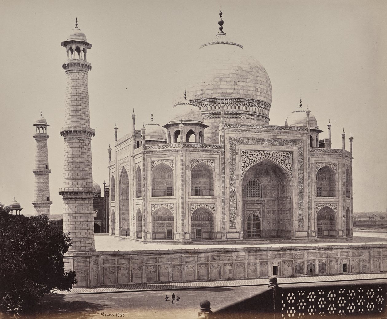 Agra. Veduta del Taj da un angolo del quadrilatero da Samuel Bourne