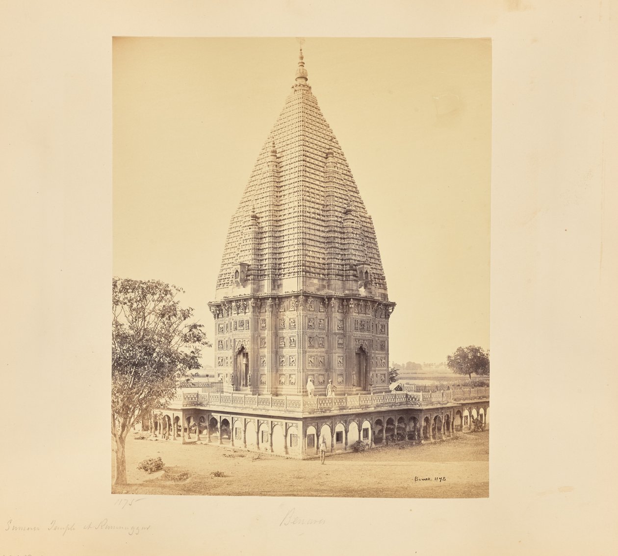 Benares; tempio Sumeree a Ramnuggur, veduta ravvicinata da Samuel Bourne