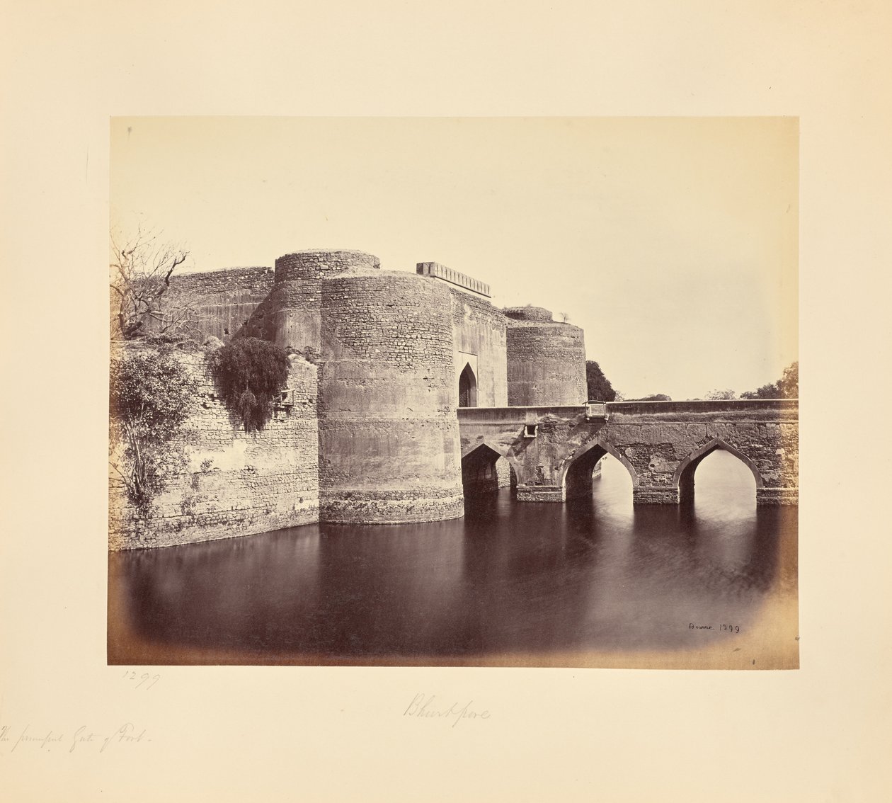 Bhurtpore; la porta principale del forte da Samuel Bourne