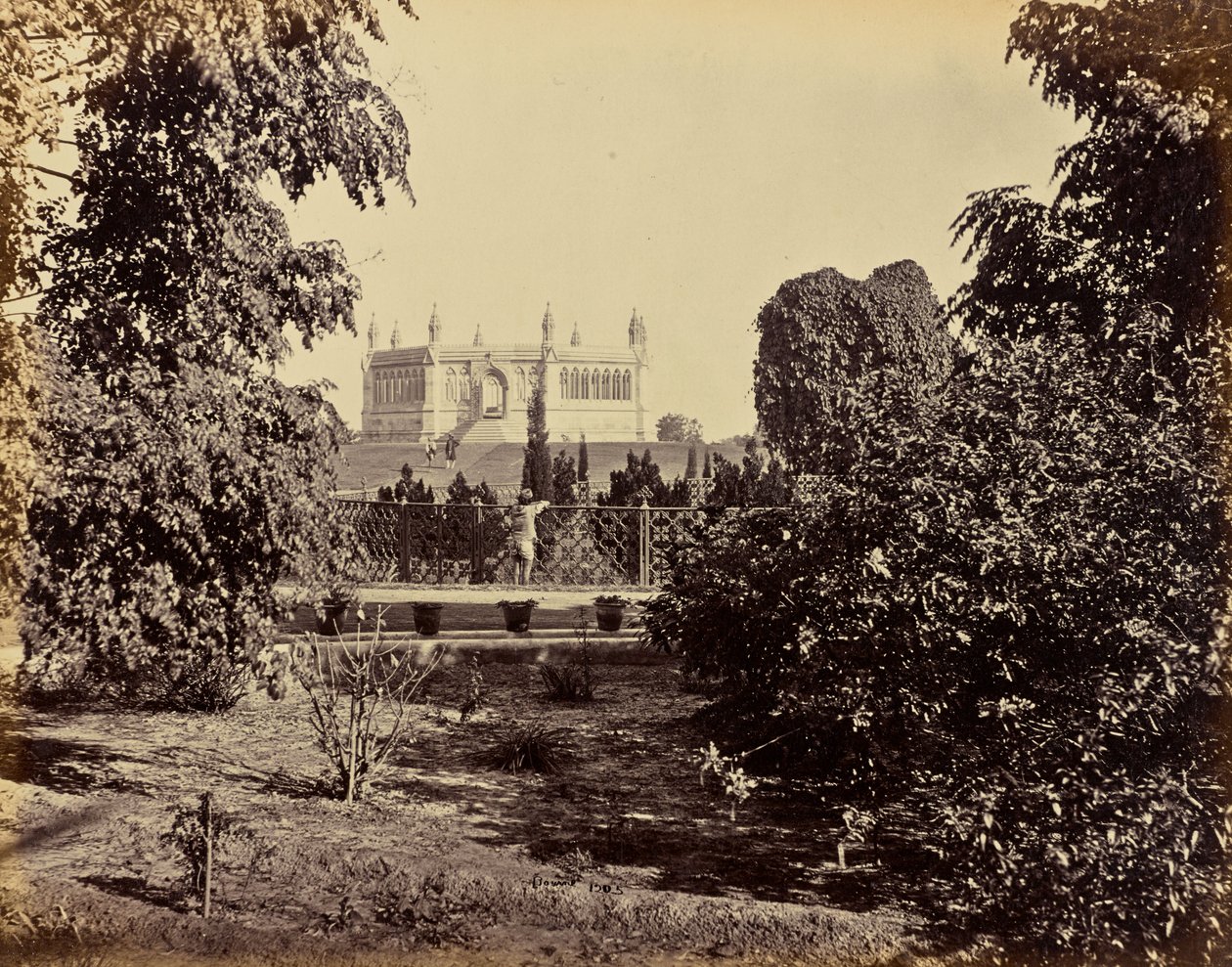 Cawnpore; il pozzo commemorativo, visto da sud attraverso gli alberi da Samuel Bourne