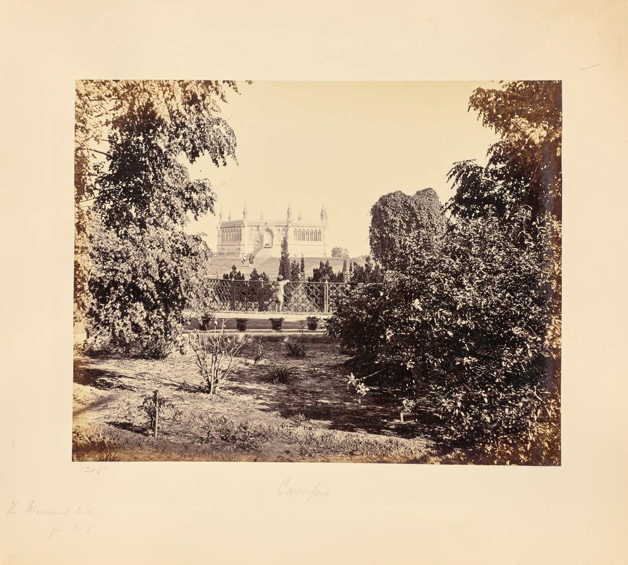 Cawnpore; il pozzo commemorativo, visto attraverso gli alberi da sud da Samuel Bourne