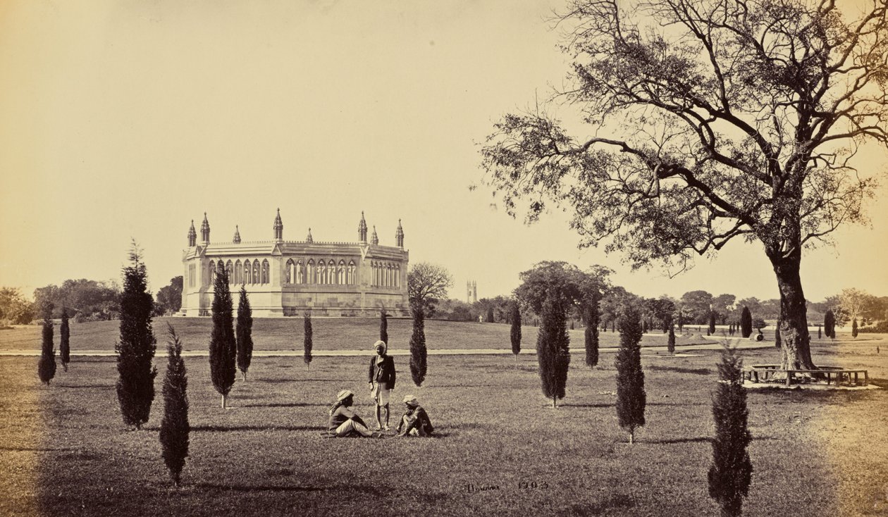 Cawnpore; il pozzo commemorativo, con la chiesa di Cawnpore in lontananza da Samuel Bourne