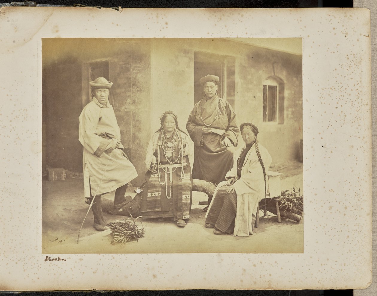 Darjeeling; gruppo di Bhutia da Samuel Bourne