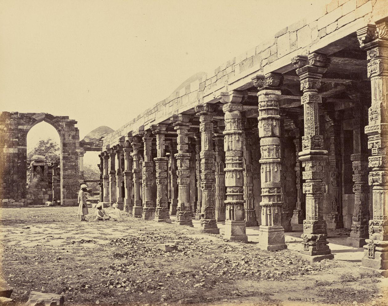 Delhi; Colonnato di pilastri indù presso il Qutb Minar, lato nord da Samuel Bourne