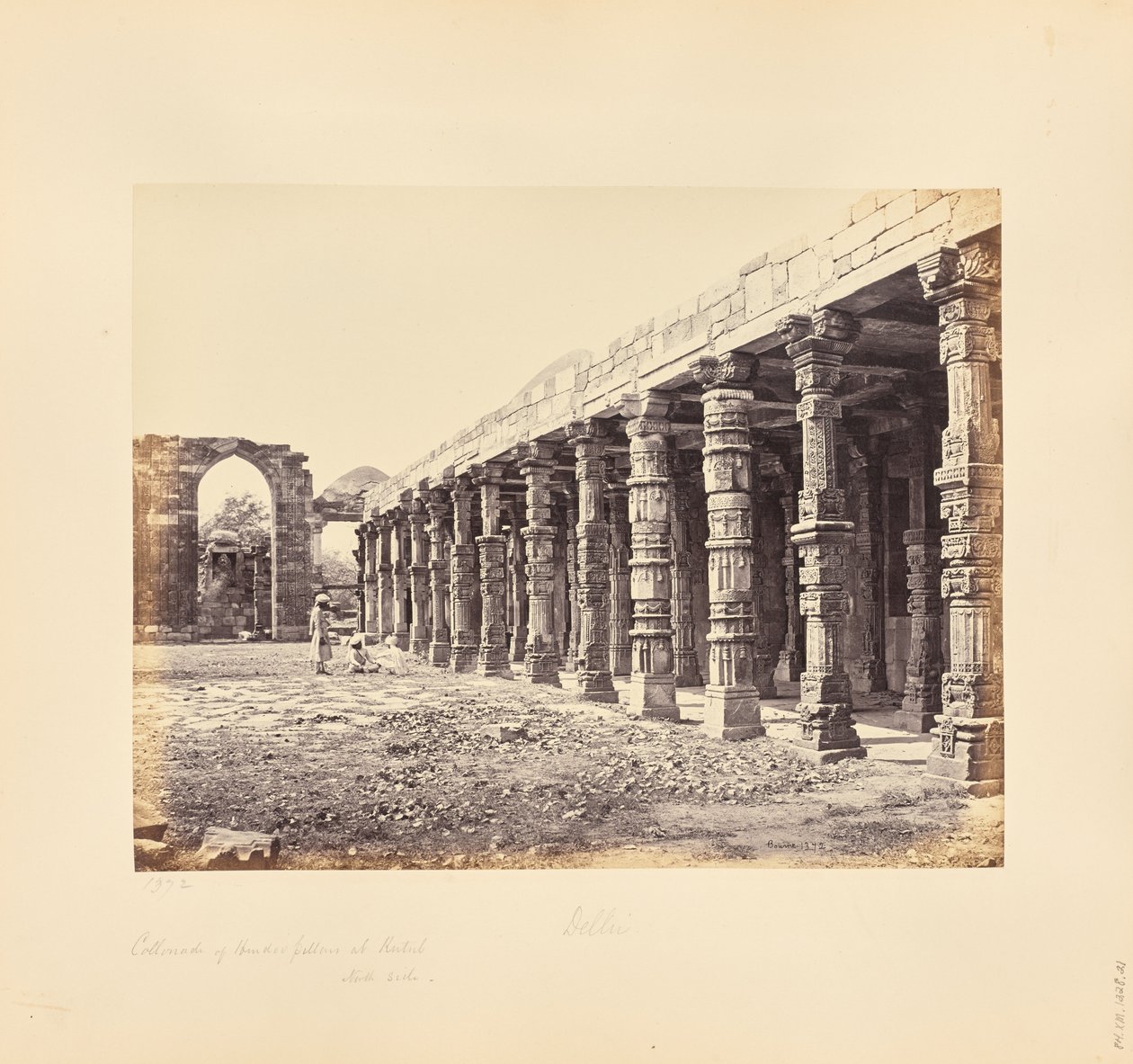 Delhi; colonnato di pilastri indù presso il Qutb Minar, lato nord da Samuel Bourne