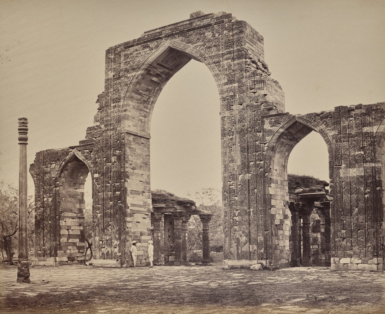 Delhi. Grande arco e pilastro di ferro presso il Qutub Minar, rovine della vecchia Delhi da Samuel Bourne