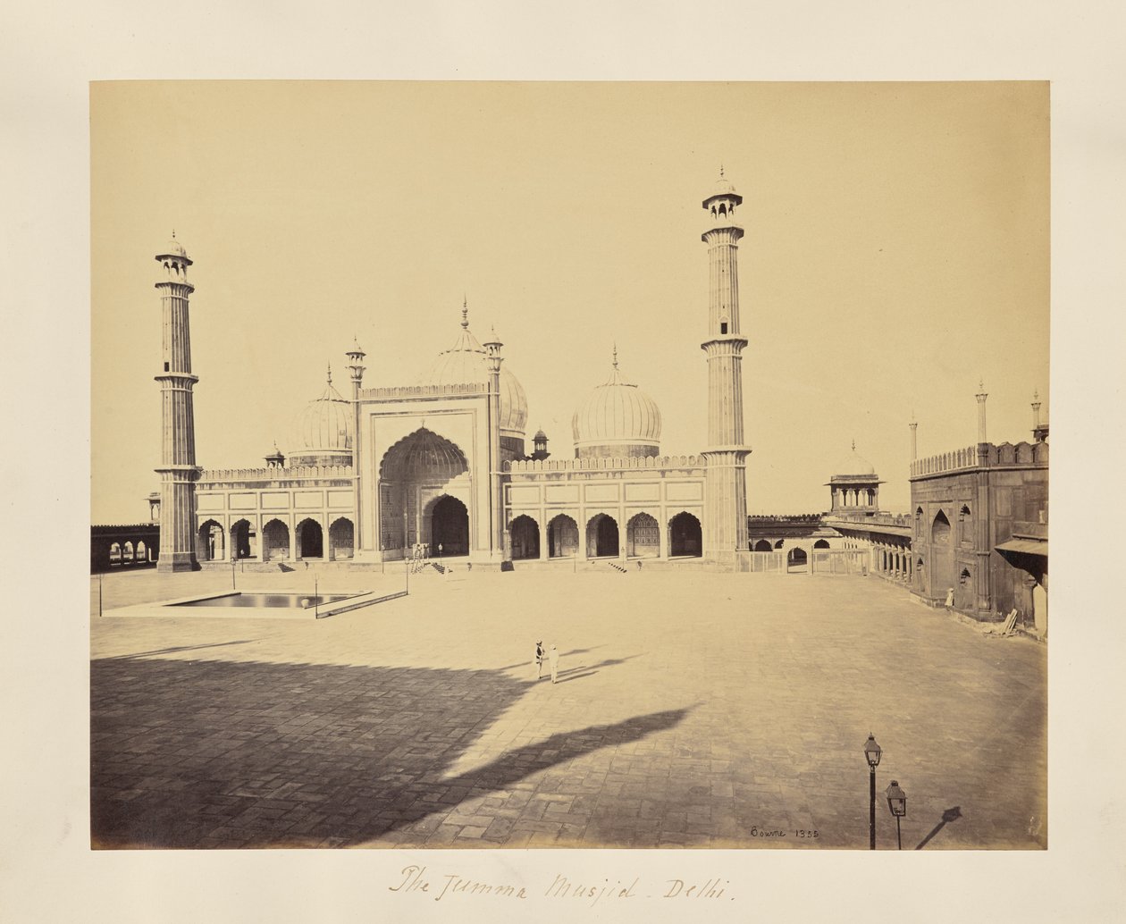 Delhi; la Jumma Musjid, la moschea e il cortile quadrangolare da Samuel Bourne