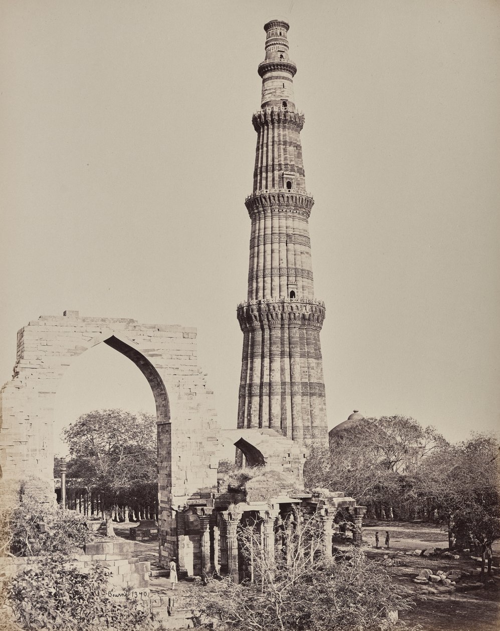Delhi. Il Kootub Minar o torre nella città in rovina della Vecchia Delhi da Samuel Bourne