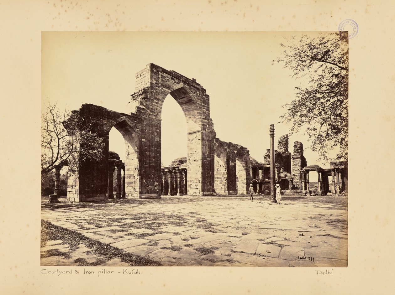 Delhi; il Kutub Minar, veduta generale degli archi da Samuel Bourne
