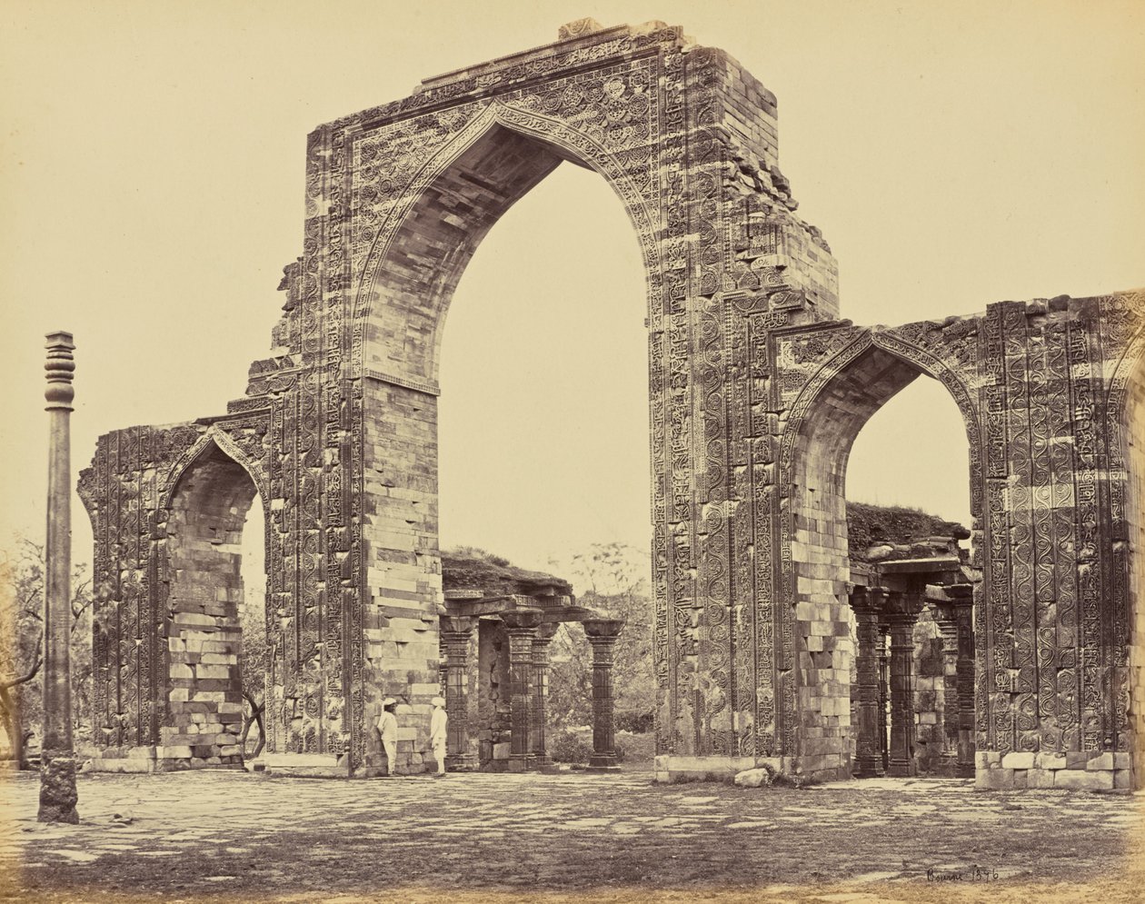 Delhi; il Kutub Minar, il grande arco e il pilastro di ferro da Samuel Bourne