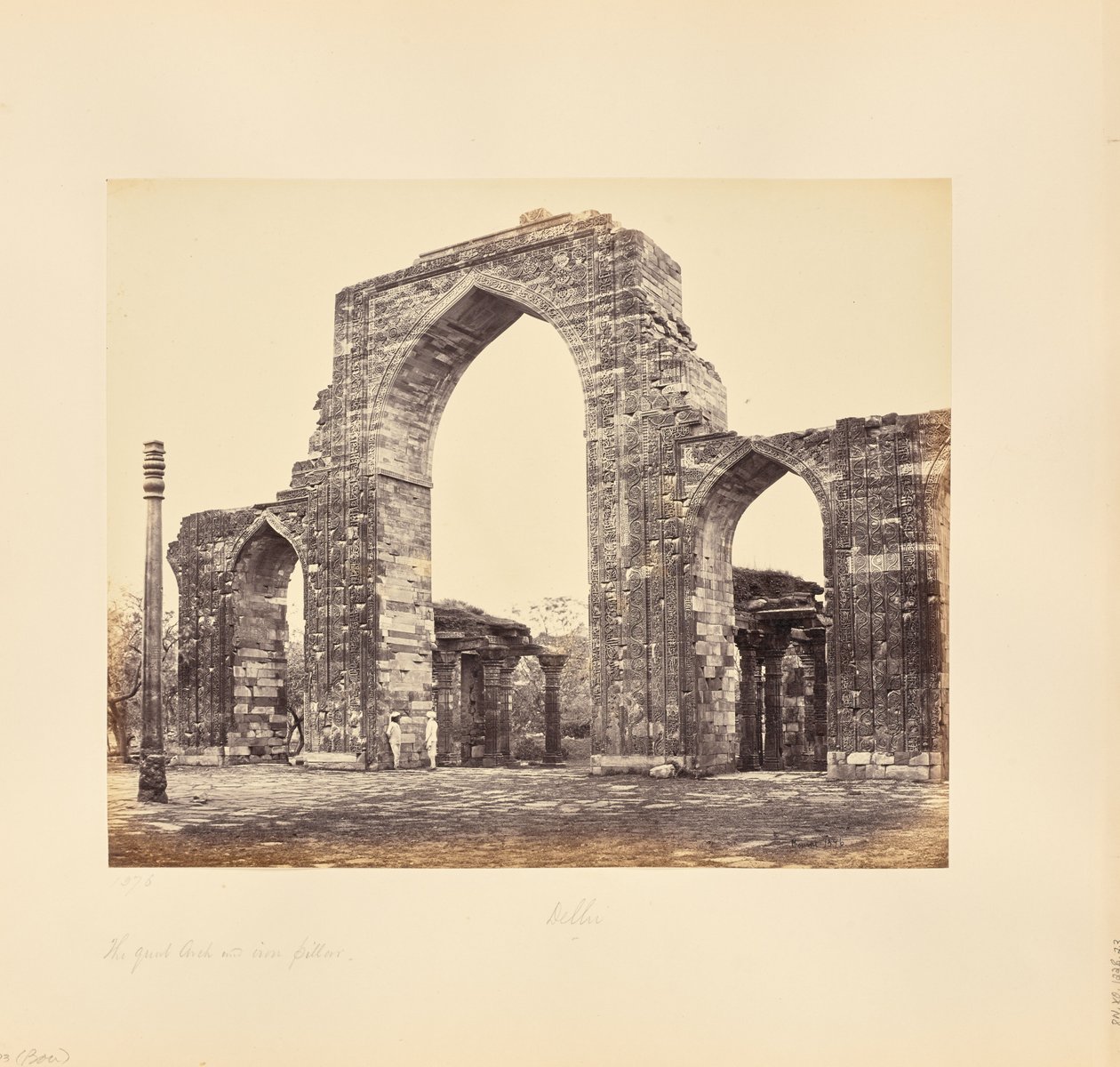 Delhi; il Kutub Minar, il Grande Arco e la Colonna di Ferro da Samuel Bourne