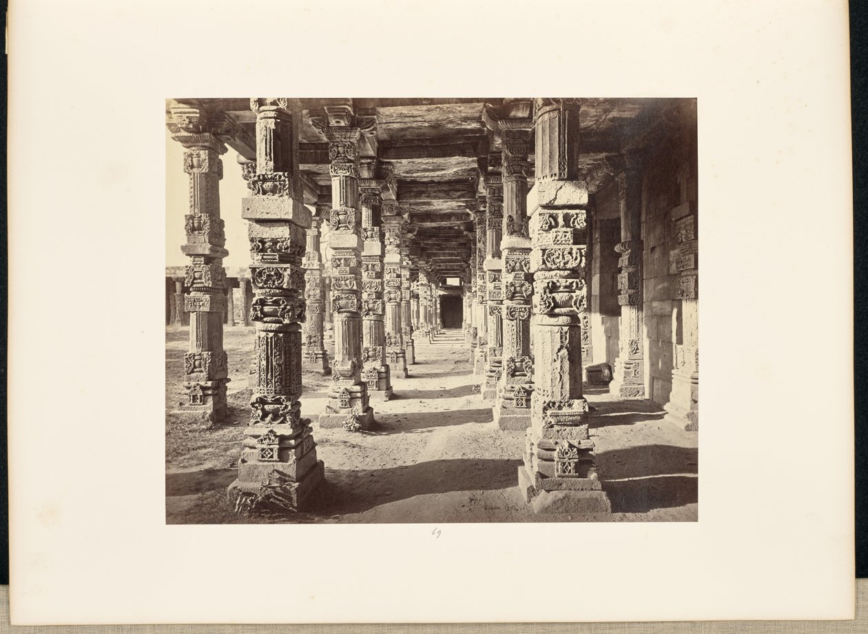 Delhi; Il Kutub Minar, vista interna del colonnato orientale da Samuel Bourne