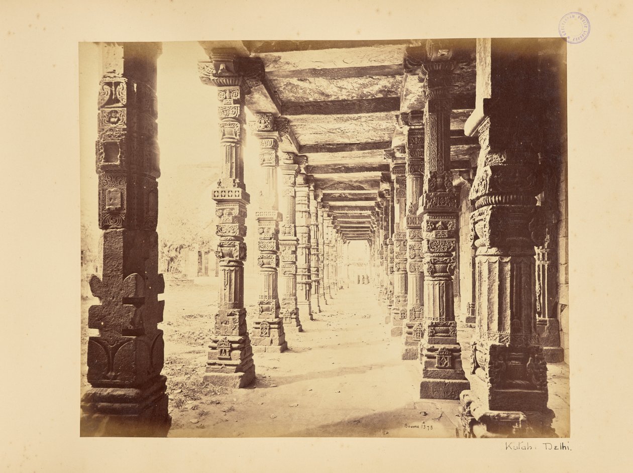 Delhi; il Qutb Minar, veduta interna del colonnato settentrionale da Samuel Bourne