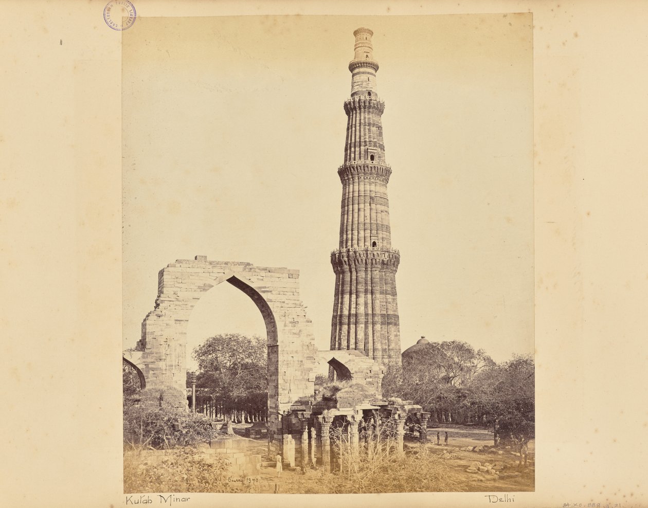 Delhi; il Kutub Minar, con il Grande Arco, da ovest da Samuel Bourne