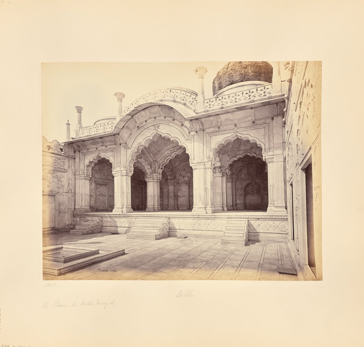 Delhi; il palazzo, la Moti Masjid (Moschea della Perla) da Samuel Bourne