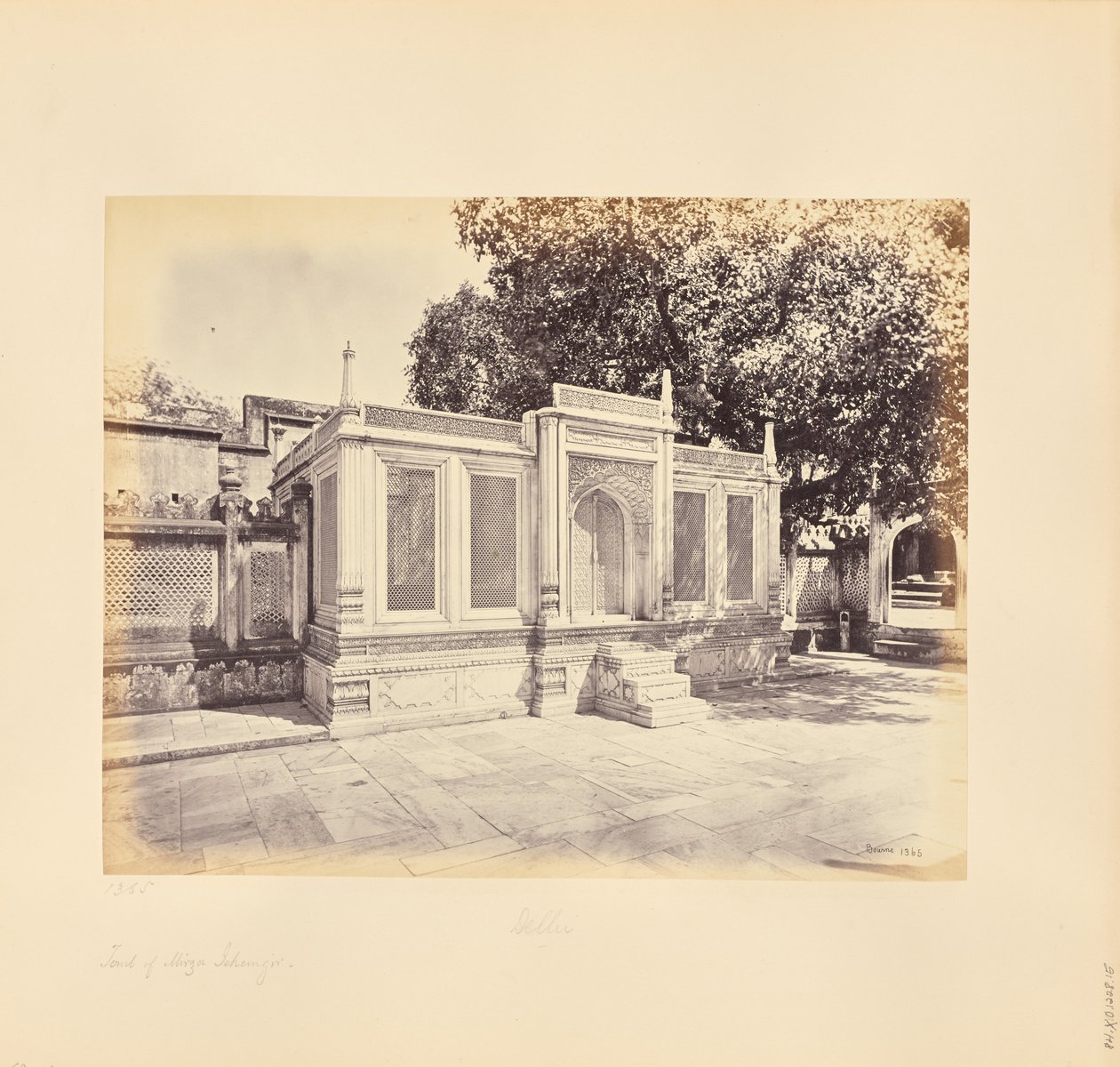 Delhi; la tomba di Mirza Jehangir. È un esempio di splendida scultura in marmo da Samuel Bourne