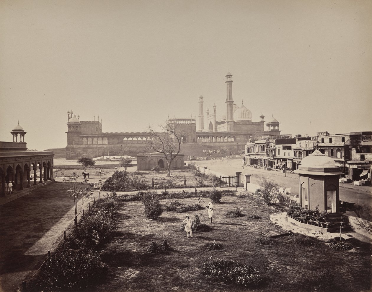 Delhi. Veduta del lato nord della Jama Masjid, il principale luogo di culto musulmano da Samuel Bourne