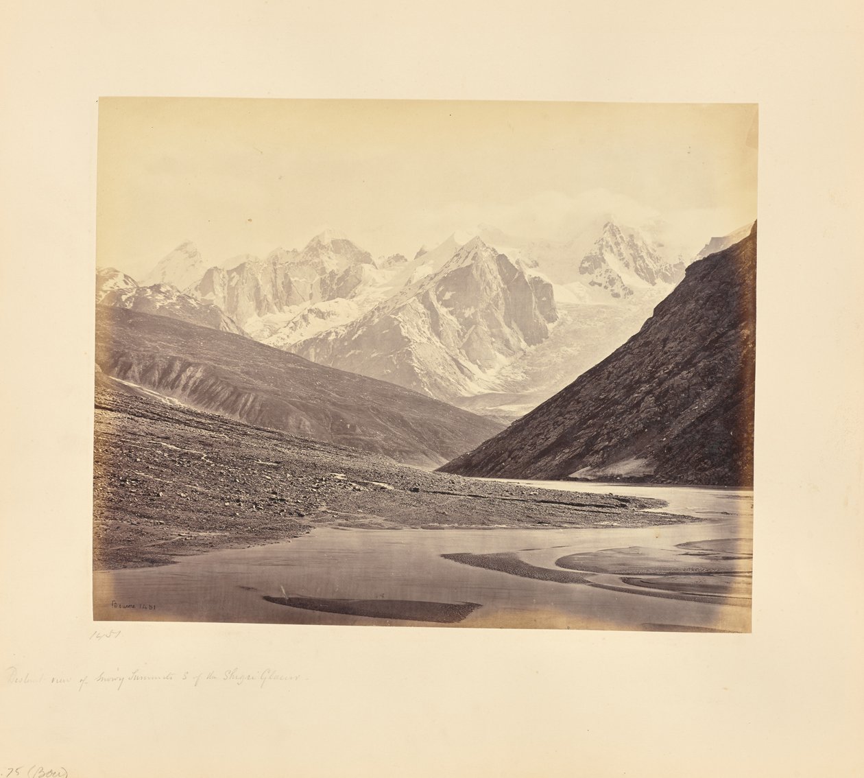 Veduta lontana delle cime innevate a sud del ghiacciaio Shigri da Samuel Bourne