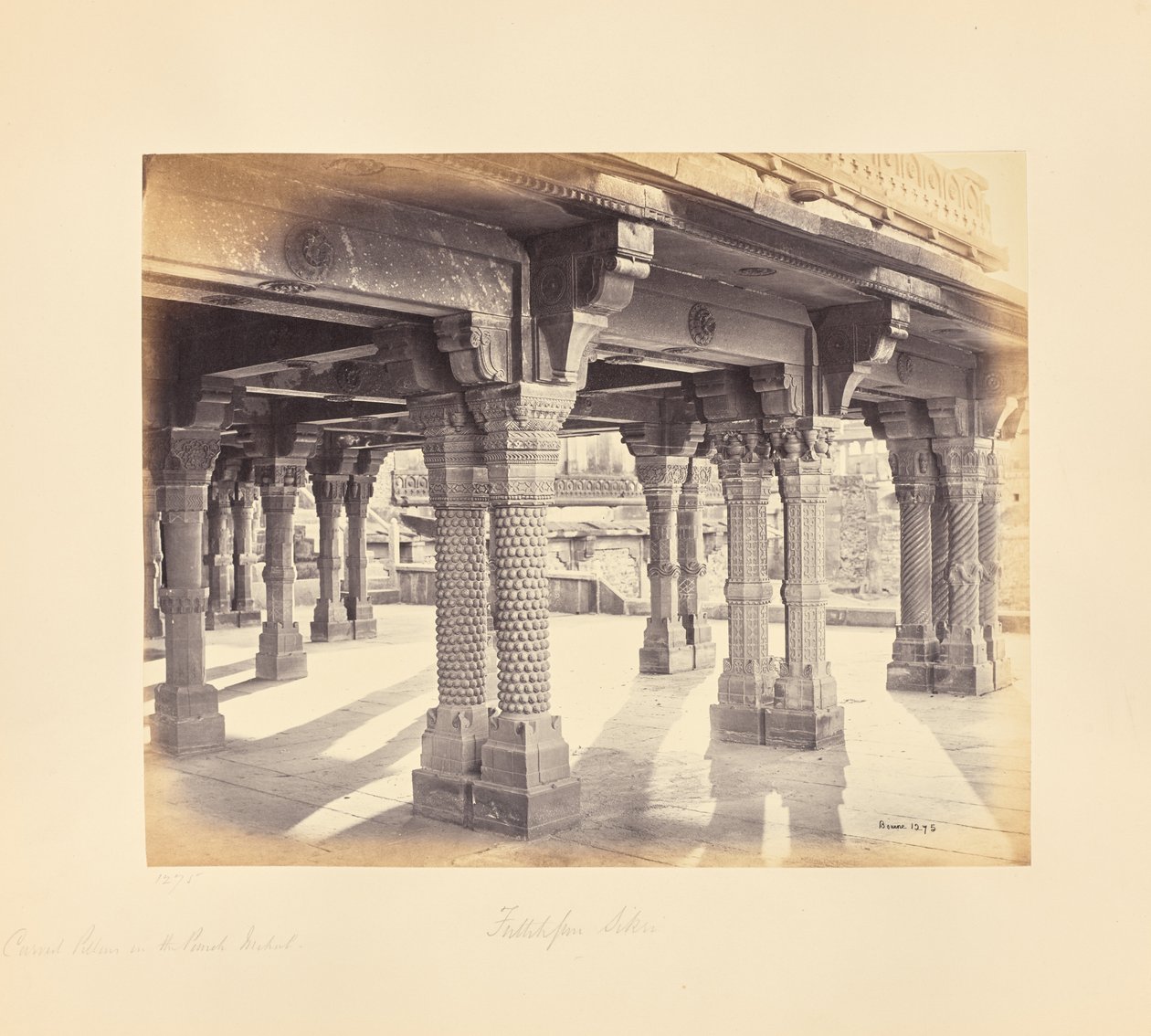 Fatehpur Sikri; pilastri scolpiti nel Panch Mahal da Samuel Bourne