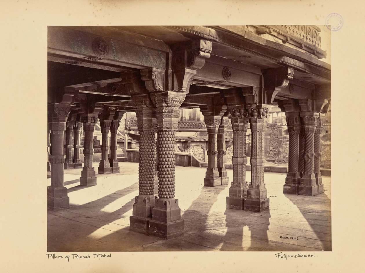 Fatehpur Sikri; pilastri scolpiti nel Panch Mahal da Samuel Bourne