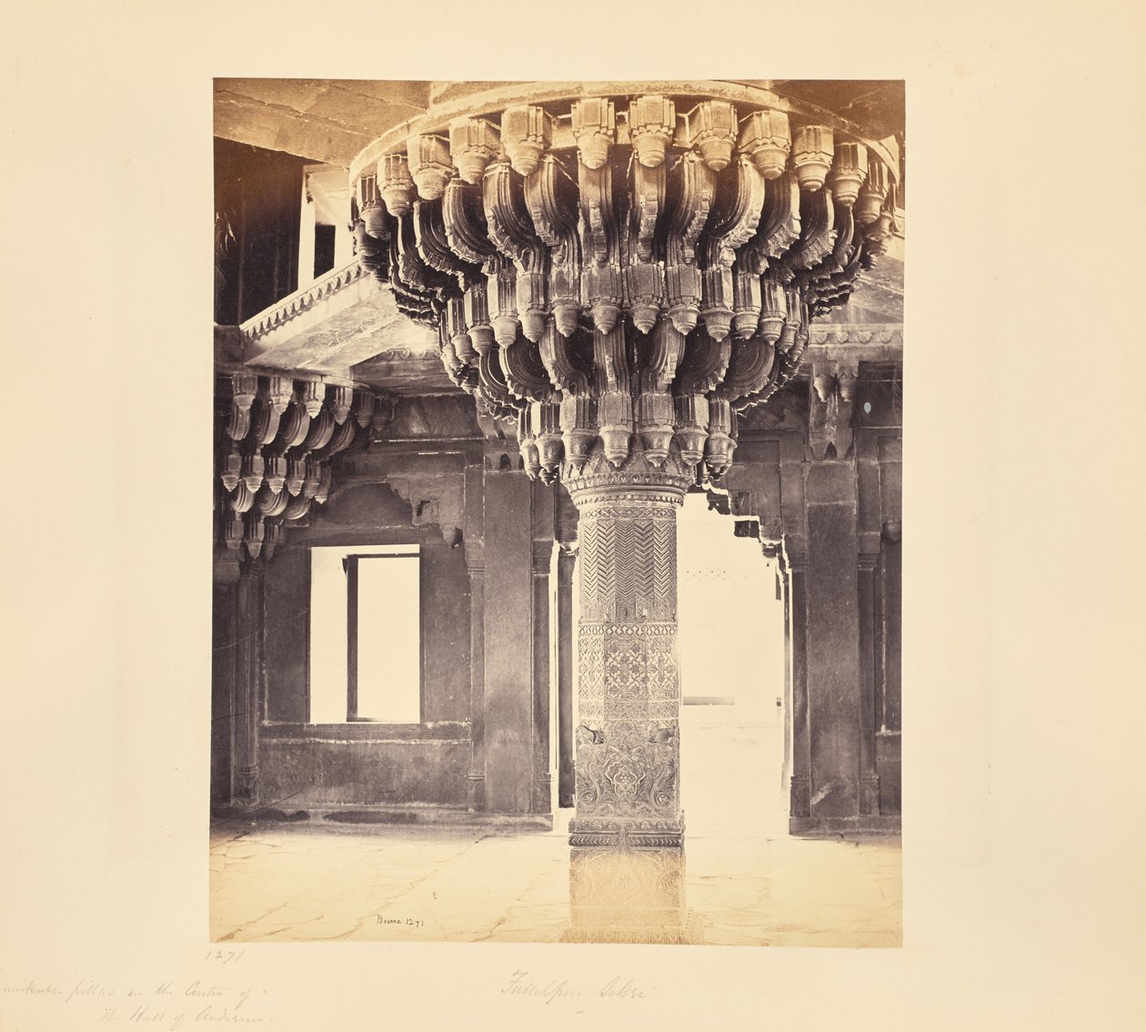 Fatehpur Sikri; notevole pilastro al centro del Diwan-i-Khas, o sala delle udienze da Samuel Bourne