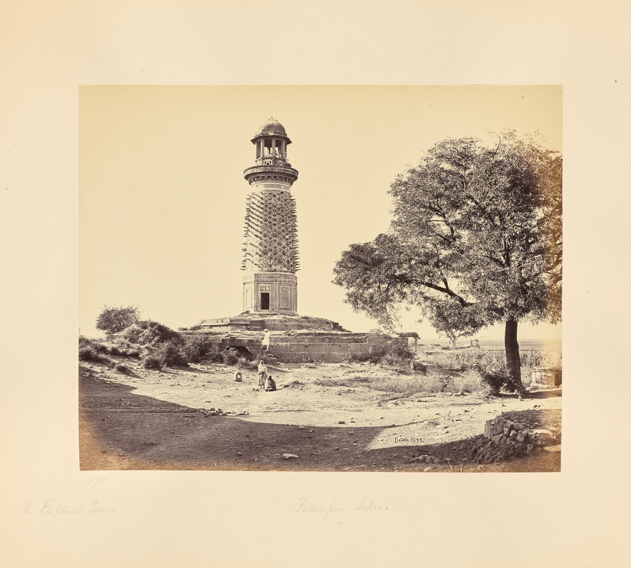 Futtypore Sikri; la Torre degli elefanti, vista attraverso la Porta degli elefanti, vista ravvicinata da Samuel Bourne